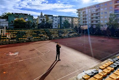 Erfolgreiche Europareise in Bildern: So haben die Niners Chemnitz den Sieg im Fiba-Europe-Cup gefeiert - Basketball-Romantik im West-Kosovo: Niners-Kapitän Jonas Richter auf einem abgeranzten Basketballfeld in Peja. Das Spiel in der Halle dort gewannen die Chemnitzer mit 99:63.