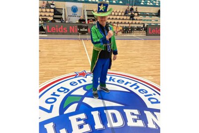 Erfolgreiche Europareise in Bildern: So haben die Niners Chemnitz den Sieg im Fiba-Europe-Cup gefeiert - Kurioses am Rande: In Leiden war der Hallensprecher gekleidet wie ein Zirkusdirektor.