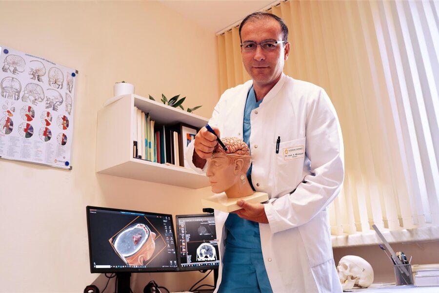 Erfolgreiche Premiere im Klinikum Chemnitz: Ärzte operieren 48-Jährigen mit Schlüsselloch-Methode nach Hirnblutung - Neurochirurg Dr. Ararat Minasyan hat mit seinen Kollegen die neue minimalinvasive Operationsmethode am Klinikum erstmals angewandt. Der Oberarzt leitete den Eingriff.