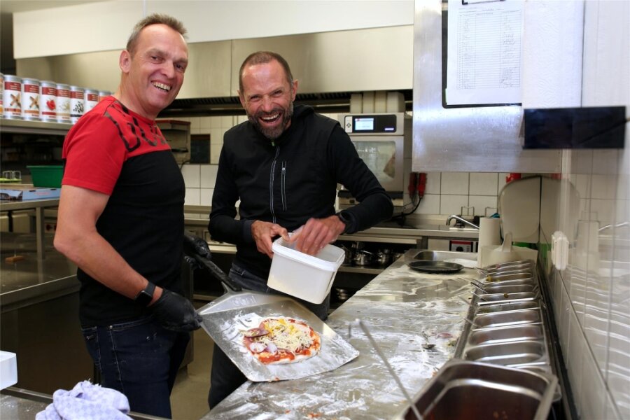 Erfolgreiche Radprofis treten im Erzgebirge in die Pedale - Olaf Ludwig (l.) und Mario Kummer haben sich die Strecken angeschaut und das Pizzabacken ausprobiert.