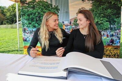 Erfolgreiche Sportler der Stadt Chemnitz gewürdigt - Emma Malewski (links) und Pauline Schäfer-Betz freuen sich über den Eintrag ins Goldene Buch des Sports der Stadt Chemnitz. 