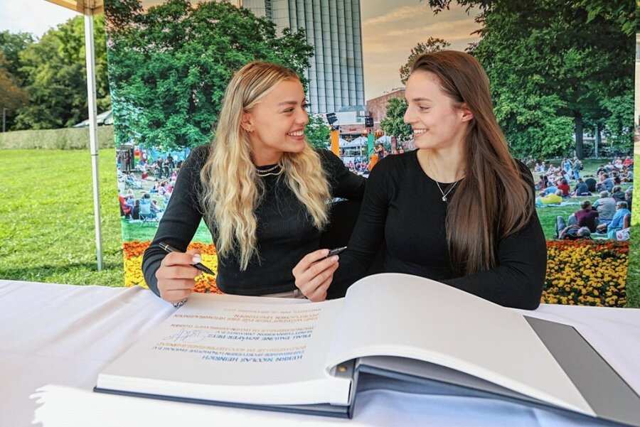 Emma Malewski (links) und Pauline Schäfer-Betz freuen sich über den Eintrag ins Goldene Buch des Sports der Stadt Chemnitz. 