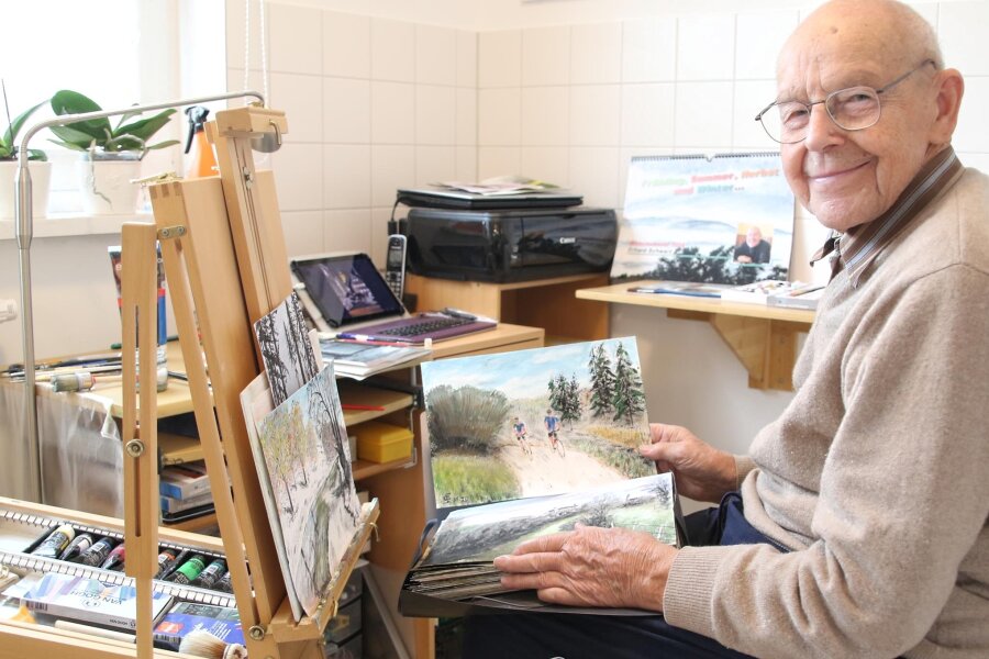 Erfolgreicher Spätstarter: 92-Jähriger Mann aus Flöha entdeckt das Hobby Malen - Erhard Schwarz hat ganze Mappen mit Bildern in seiner Wohnung.