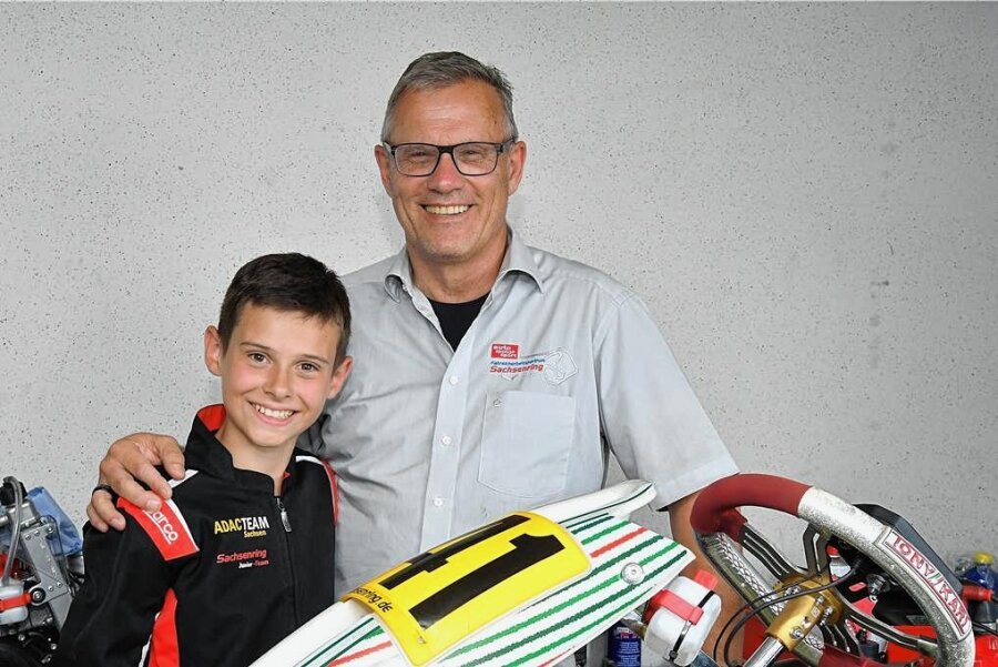 Erfolgreiches Heimrennen für Kart-Talent vom Sachsenring - Durch Rallye-Pilot Ruben Zeltner (rechts), der Geschäftsführer des Fahrsicherheitszentrums am Sachsenring ist, kam Damian Luca Zeller in den Kart-Cup. Für die Zukunft hat der Elfjährige konkrete Pläne. 