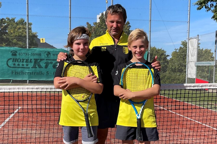 Erfolgreiches Tennis-Duo aus Freiberg vor neuen Herausforderungen - Zuversichtlich an neue Aufgaben: Malte Dziadek (l.) und Pepe Mosch (r.) vom FHTC mit ihrem Trainer Ondrej Zahraj.