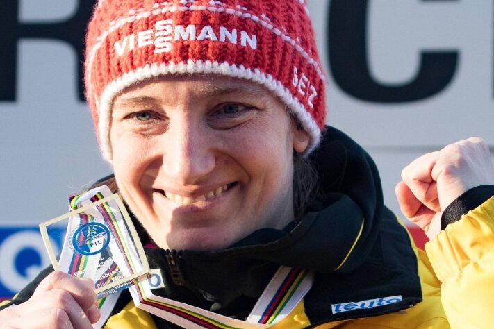 Tatjana Hüfner genießt auf dem Siegerpodest ihren fünften WM-Titel im Rennrodeln.