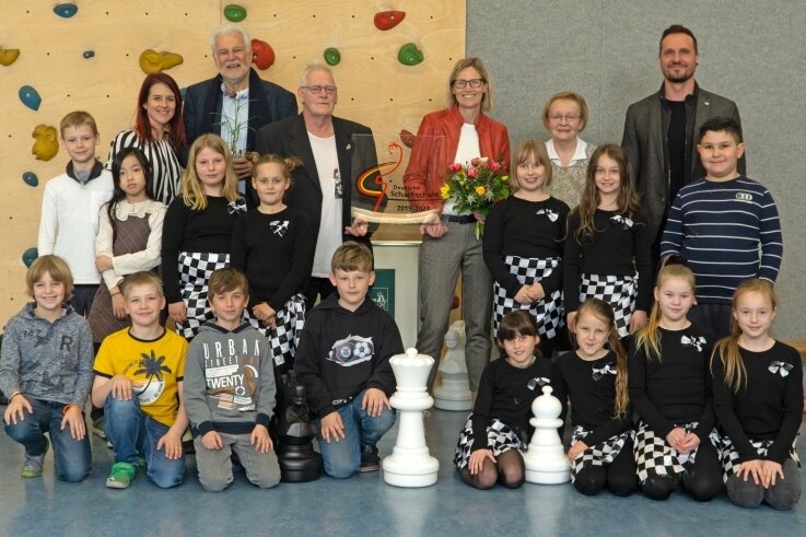 Erfolgsgeschichte in Schwarz und Weiß - Schulleiterin Undine Schneider (hinten, Dritte von rechts) freut sich darüber, dass ihre Schule jetzt den Titel "Deutsche Schachschule" tragen darf. Die nächsten Erfolge können kommen...