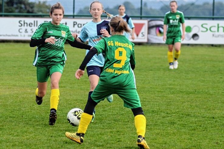 Erfolgsgeschichte mit nächstem Kapitel - Die C-Juniorinnen SpG Neustadt/Jößnitz (grüne Spielkleidung) haben schon im ersten Jahr ihres Bestehens Erfolge gefeiert.