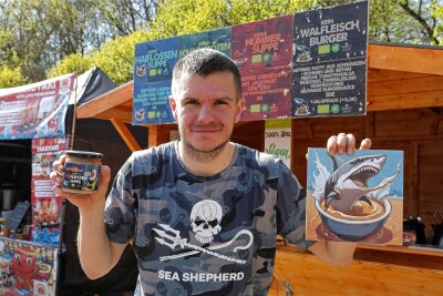 Erfolgsrezepte: Wie die Stände beim Street-Food-Festival in Chemnitz ihre Kunden anlocken - Justin Jähn aus Leipzig will mit seiner Haifischflossensuppe provozieren. Natürlich sind all seine Suppen vegan.