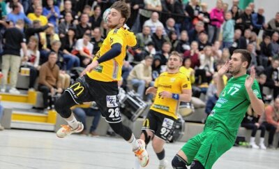 Erfolgsserie darf nicht reißen - Mit vollem Tempo, wie hier von Louis Hertel (am Ball) demonstriert, wollen die Oberlosaer Handballer zum nächsten Heimsieg kommen. 