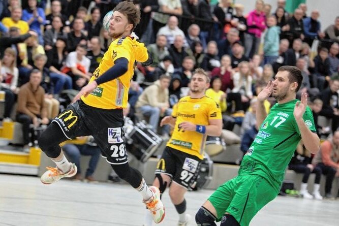 Erfolgsserie darf nicht reißen - Mit vollem Tempo, wie hier von Louis Hertel (am Ball) demonstriert, wollen die Oberlosaer Handballer zum nächsten Heimsieg kommen. 