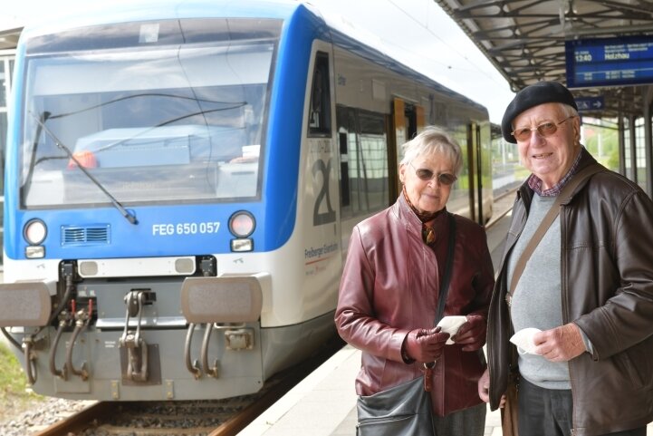 Der frühere Freiberger Eberhard Löffler und seine Frau Christiane erinnerten sich bei einer Fahrt mit der Freiberger Eisenbahn an die Jahre 1999/2000.