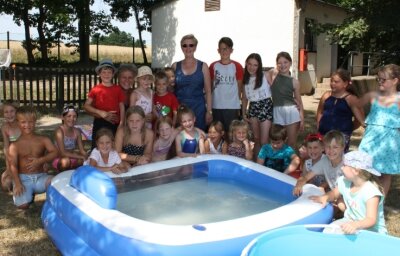 Erfrischung und ein eingespieltes Team - Die 22 Kinder des Gablenzer Kindergartens konnten sich in drei kleinen Pools etwas abkühlen. 