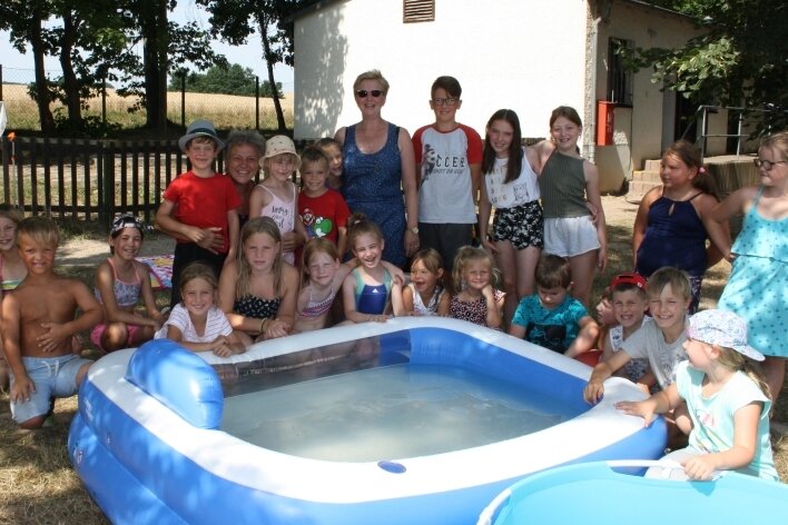 Erfrischung und ein eingespieltes Team - Die 22 Kinder des Gablenzer Kindergartens konnten sich in drei kleinen Pools etwas abkühlen. 