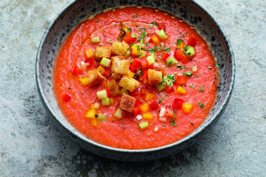 Erfrischung von innen: Heiße Tipps für kalte Suppen - Gazpacho kennt man nicht nur aus dem Spanien-Urlaub. Für die erfrischende Speise aus sommerlich reifen Tomaten, Paprika, Gurken und Knoblauch braucht es keinen Herd. Aber einen Kühlschrank. am besten schmeckt sie eiskalt serviert.