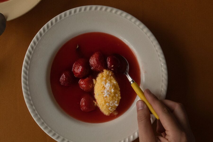 Erfrischung von innen: Heiße Tipps für kalte Suppen - Erdbeersuppe: Mit Stärke und in Zuckerwasser gekochte Erdbeeren erinnern in der Erdbeersuppe schon an Marmelade, mitgekochte Verbene-Blätter (Eisenkraut) sorgen für feine Zitrusnoten.