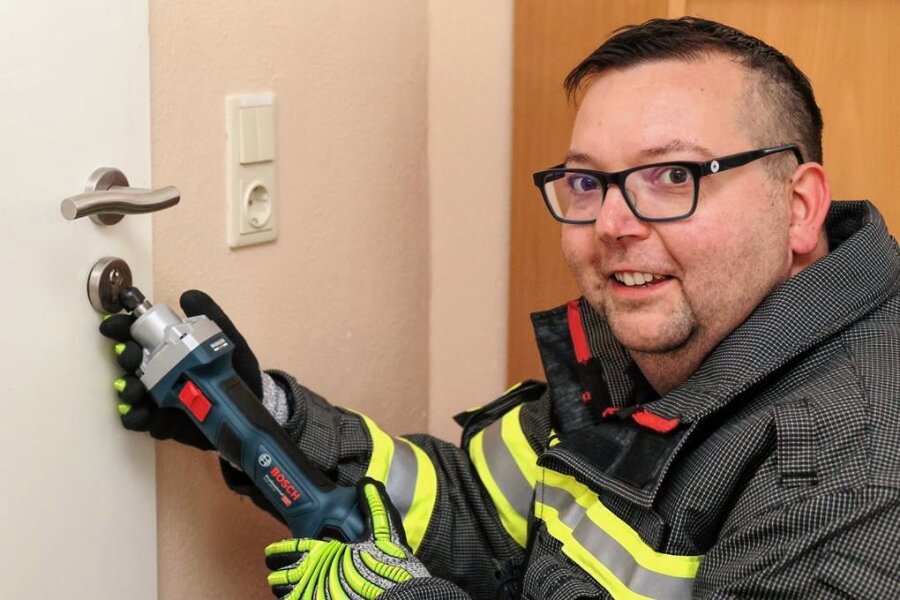 Ergänzende Hilfe für den Notfall: Raschauer Feuerwehr erhält Werkzeug zur Türöffnung - Raschaus Ortswehrleiter Andreas Schieck zeigt das Werkzeug, mit dem im Notfall Türen geöffnet werden können. 