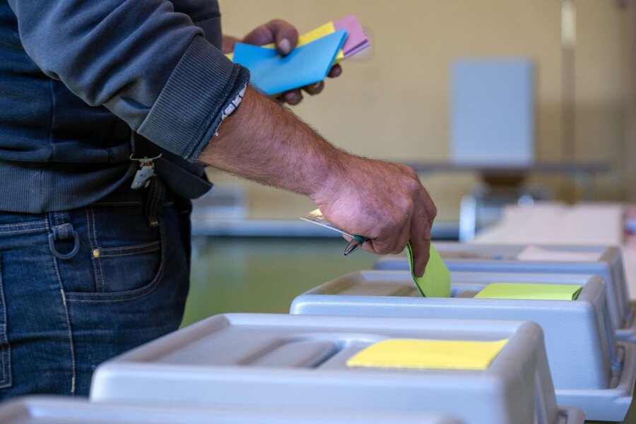 Ergebnisse der Kommunalwahlen ziehen sich hin - Wahlurne im rheinland-pfälzischen Schweich.