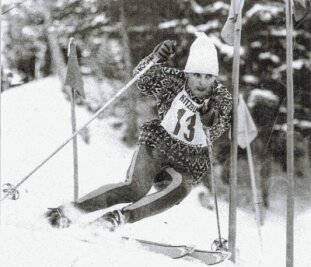 Erhält Ski-Legende nachträglich zum 85. die Ehrenbürgerschaft? - Diese Aufnahme zeigt Eberhard Riedel 1963 während des Slaloms in Kitzbühel in Österreich. 