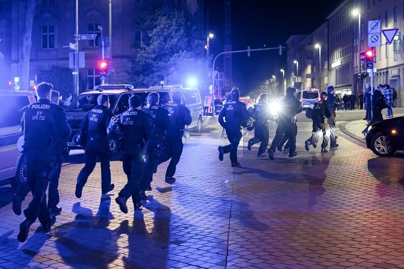 Polizisten bei einem Protest gegen die Coronamaßnahmen in Schweinfurt am Sonntagabend.