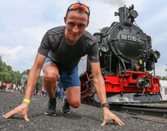 "Eric Frenzel spornt andere Laufenthusiasten an" - Eric Frenzel musste sich 2015 auf der rund sieben Kilometer langen Strecke der Lok geschlagen geben. 