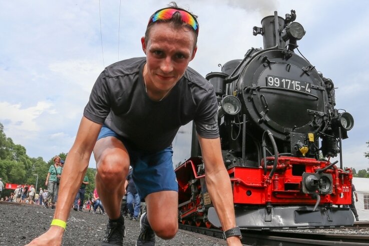 "Eric Frenzel spornt andere Laufenthusiasten an" - Eric Frenzel musste sich 2015 auf der rund sieben Kilometer langen Strecke der Lok geschlagen geben. 