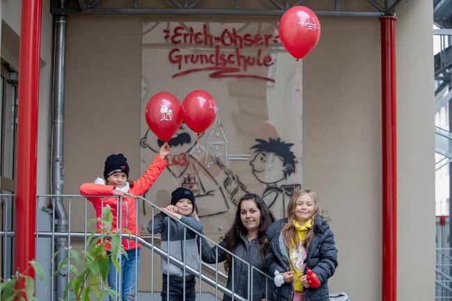 Erich-Ohser-Grundschule in Plauen offiziell benannt - An den Eingängen der Grundschule grüßen "Vater und Sohn". Familie Müller freut das: Ellie, Oskar, Mutti Sabrina und Mia (von links). 