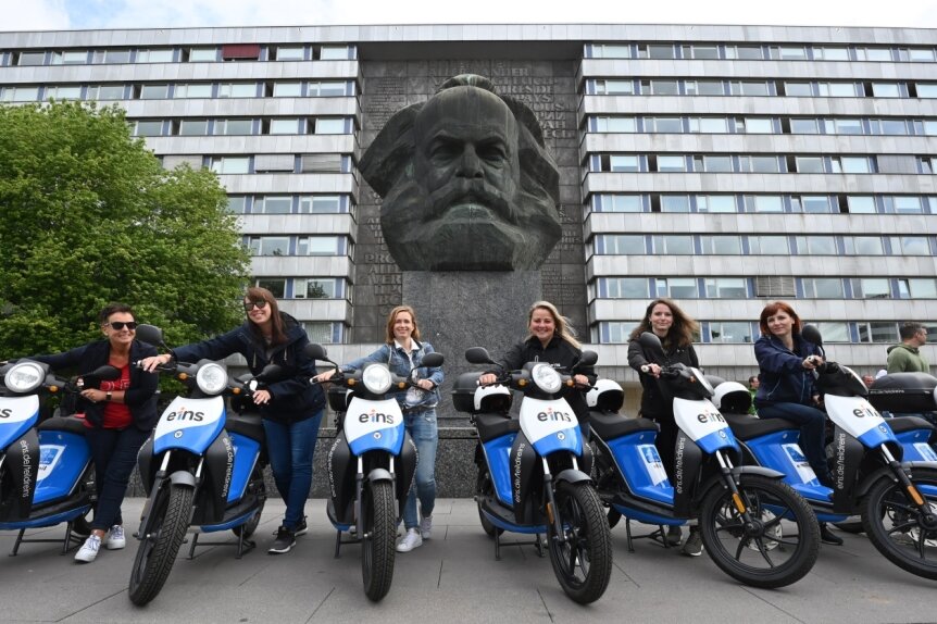 Neu im Stadtbild: Der Versorger Eins-Energie bietet seit Montag E-Mopeds zum Verleihen an. 30 Stück sind in Chemnitz verfügbar. Präsentiert wurden die Zweiräder vor dem Karl-Marx-Kopf. Da jeder Roller einen Namen hat, der mit E beginnt, stand auch ein Erich in der Reihe. 