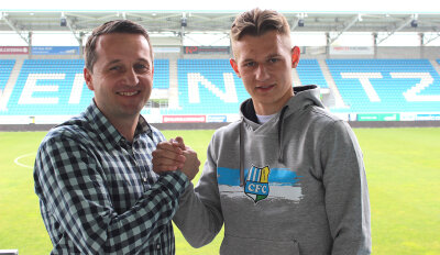 Erik Tallig unterschreibt Profi-Vertrag beim CFC - Thomas Sobotzik, Sportvorstand beim CFC, und Neu-Profi Erik Tallig