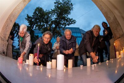 Erinnern an 1989 und heute: Haben wir uns noch was zu sagen? - Im Gedenken an die Großdemonstration vor 34 Jahren stellen Plauenerinnen und Plauener Kerzen am Abend des 7. Oktober am Südportal der Lutherkirche auf.