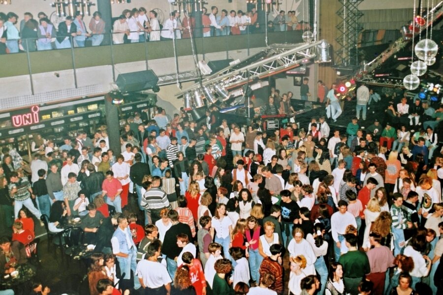 Erinnerung an alte Disco-Zeiten - Uni-Disco anno 1995: Da hieß es Schlange stehen nach Eintrittskarten. 