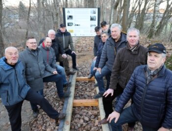 Erinnerung an alte Eisenschienenbahn - Mitglieder der Historischen Freiberger Berg- und Hüttenknappschaft an den neu verlegten Schienen der Eisenschienenbahn. 