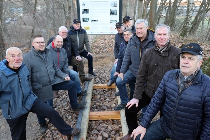 Mitglieder der Historischen Freiberger Berg- und Hüttenknappschaft an den neu verlegten Schienen der Eisenschienenbahn. 