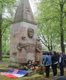 Erinnerung an Befreiung 1945 - An einem Obelisk wurden Blumen und Kränze niedergelegt. 