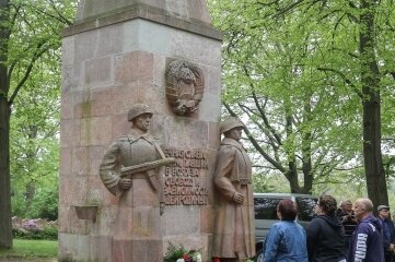 Erinnerung an Befreiung 1945 - An einem Obelisk wurden Blumen und Kränze niedergelegt. 
