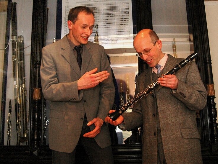 Erinnerung an einen Meister der Klarinette - 
              <p class="artikelinhalt">Enrico Weller (links) und Thomas Reil mit einer Oehler-Klarinette vor dem mit Instrumenten Oehlers bestückten Musterschrank. </p>
            