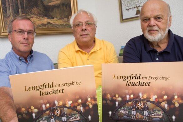 Erinnerungen an 500 Jahre Stadtrecht Lengefeld - Gunter Haase, Joachim Zacher und Dieter Baldauf (v. l.) haben die neue Zeittafel "Lengefeld im Erzgebirge leuchtet" auf den Weg gebracht. 