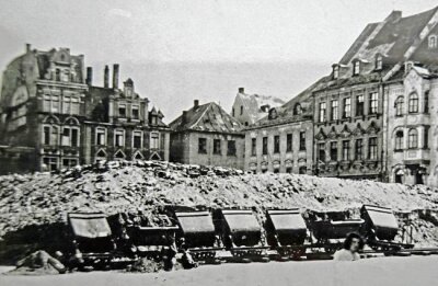 Erinnerungen an den Wiederaufbau von Plauen - So sah der Altmarkt 1946 aus: Berge von Trümmerschutt wurden dort vor dem Weitertransport abgelagert. 