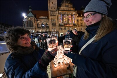 Erinnerungen an eine Schreckensnacht und ein Appell Astrid Lindgrens: So beging Chemnitz den Friedenstag - Zur Abendveranstaltung des Chemnitzer Friedenstages auf dem Neumarkt wurden Friedenslichter entzündet.