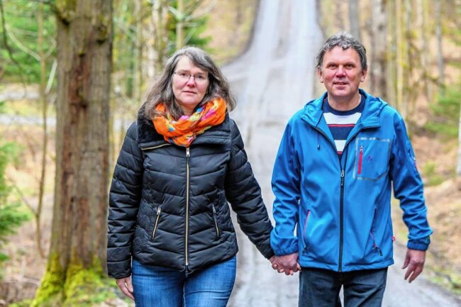 Erkrankt an einer Blutvergiftung: "Ohne meine Familie hätte ich das nicht geschafft" - Beate und Wolfgang Lindner aus Eppendorf. 2016 erkrankte er an einer Sepsis. Soweit man heute weiß, haben wohl Keime an seinem Herzschrittmacher diese ausgelöst. 