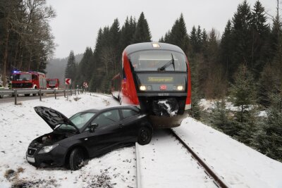 Erlabrunn: Auto landet bei Unfall auf Bahngleis und kollidiert mit Zug - 