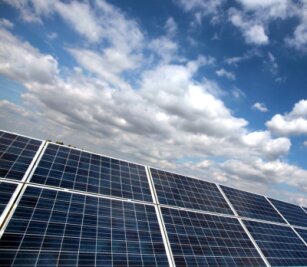 Erlau: Anlage soll Sonnenstrom liefern - Zwischen Erlau und Crossen könnte eine Fotovoltaikanlage entstehen und somit künftig Ökostrom über Solar-Module - wie hier im Symbolbild - erzeugt werden. 