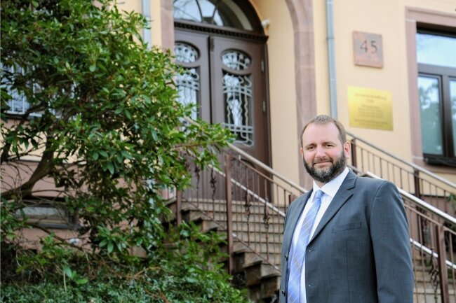 Erlauer Bürgermeister sieht für das Jahr 2022 ein positives Resümee. Doch er sagt auch: "Wenn wir Geld hätten ..." - Peter Ahnert, Bürgermeister von Erlau, hier vor dem Gemeindeamt in Crossen, schaut mit gemischten Gefühlen zurück auf das Jahr. 