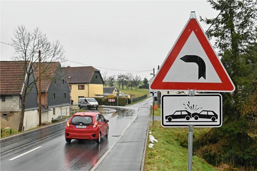 Erlauer in Sorge: Wann rutscht ein Auto ins Haus? - In der Kurve Rochlitzer Straße/Abzweig Erlbachtal in Erlau hat es in jüngerer Zeit mehrere Unfälle gegeben. Vor wenigen Tagen wurden Warnschilder aufgestellt. 