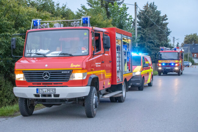 Erlbach-Kirchberg: Skoda kracht in Mast, Häuser ohne Strom - Im Einsatz waren 29 Kameraden der Feuerwehr, Rettungsdienst und Polizei sowie der diensthabende Kreisbrandmeister. 