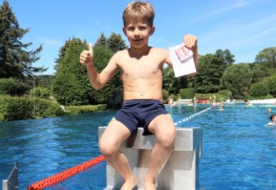 Erlebnisbad Oederan steht nicht nur bei Kindern hoch im Kurs - Bruno Göthel ist stolz. Er hat in dieser Woche im Oederaner Bad erfolgreich seine Seepferdchen-Prüfung abgelegt. 