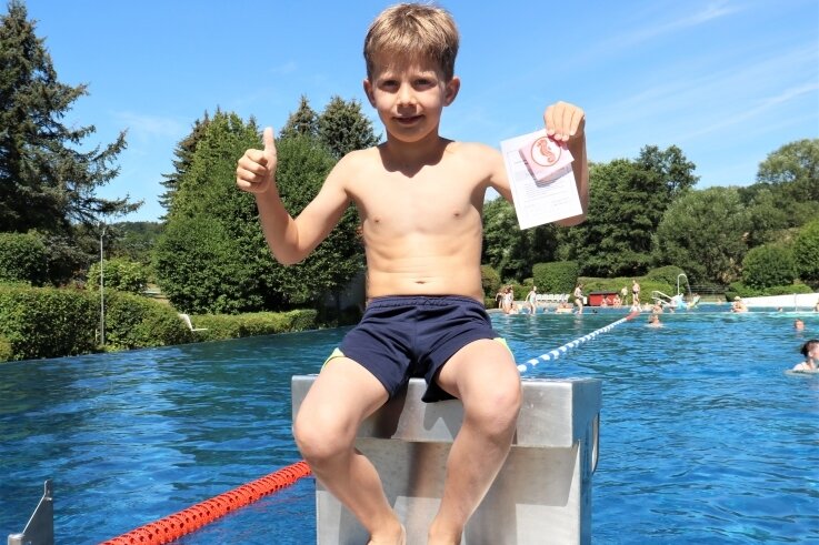 Erlebnisbad Oederan steht nicht nur bei Kindern hoch im Kurs - Bruno Göthel ist stolz. Er hat in dieser Woche im Oederaner Bad erfolgreich seine Seepferdchen-Prüfung abgelegt. 