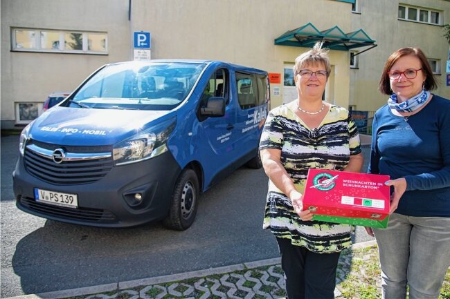 Erleichterung beim Kaleb-Verein in Plauen: Ersatz für Schrottauto gefunden - Petra Kröger (links) und Petra Böhrer vom Vorstand des Kaleb-Vereins in Plauen freuen sich über ein neues Fahrzeug. Der Kleinbus kommt auch zum Transport von Sachspenden zum Einsatz.