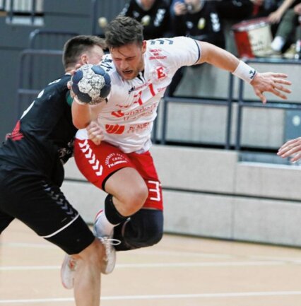 Erleichterung nach Pokalkrimi - Der HC Einheit Plauen musste im Sachsenpokal-Halbfinale, wie hier David Zbiral in einem früheren Spiel, leiden. Erst nach Verlängerung setzte sich der Favorit aus dem Vogtland mit 30:27 gegen den Spitzenreiter der Verbandsliga Ost, HVO Cunewalde, durch. 