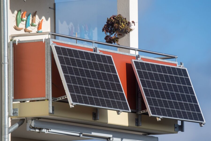 Erleichterungen für Balkonkraftwerke treten in Kraft - Sonnenkollektoren sind an einem Balkon installiert.